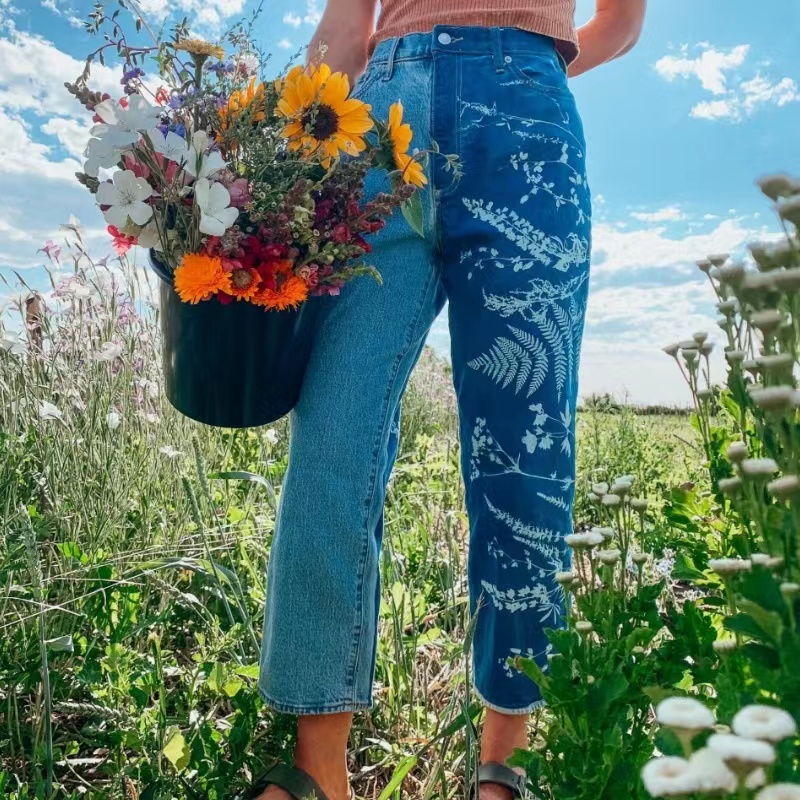 Kellieswanson művész és fotós dzsekiket, farmert és egyéb ruhákatnyomtat egy sötétkék kékbarnítónyomtatással